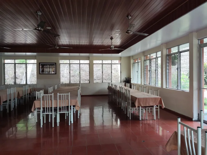 Comedor con mesas y ventanales junto al jardín