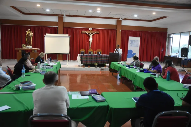 Grupo reunido durante una actividad en la casa
