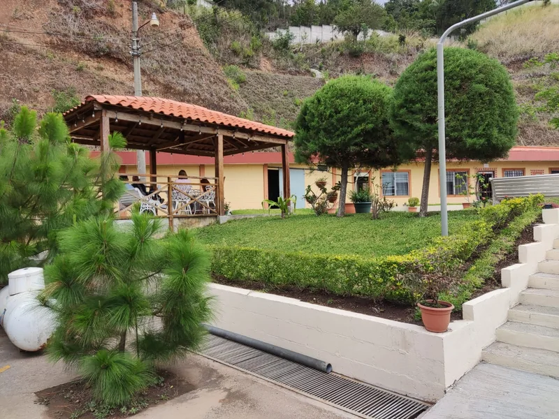 Jardín, sendero y espacio cubierto en el exterior de la casa