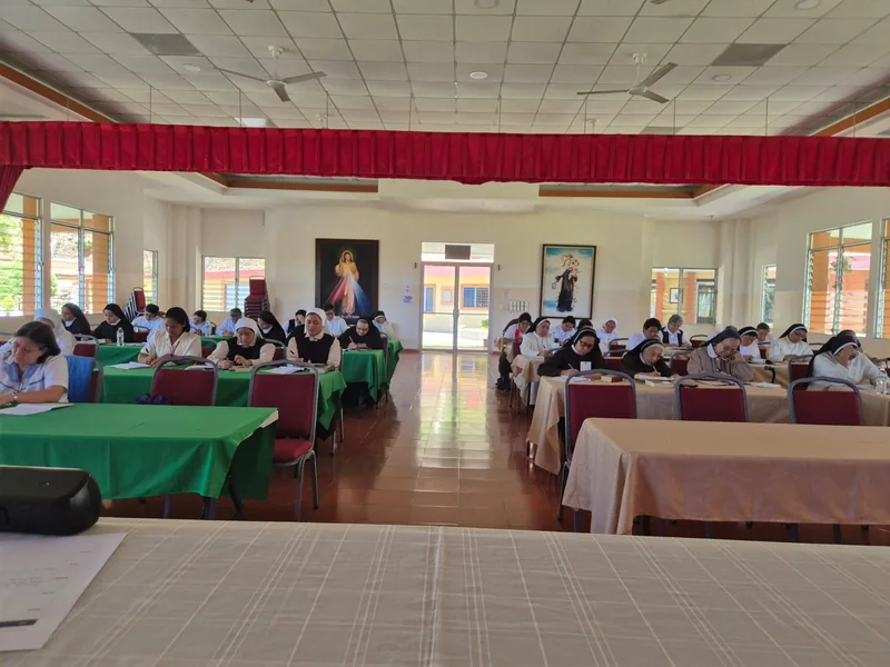 Participantes reunidos en el salón de conferencias